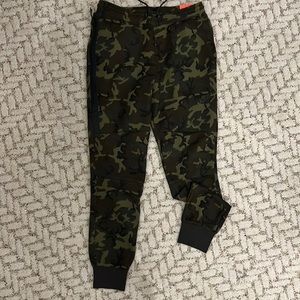 NWT Nike camo joggers men’s medium